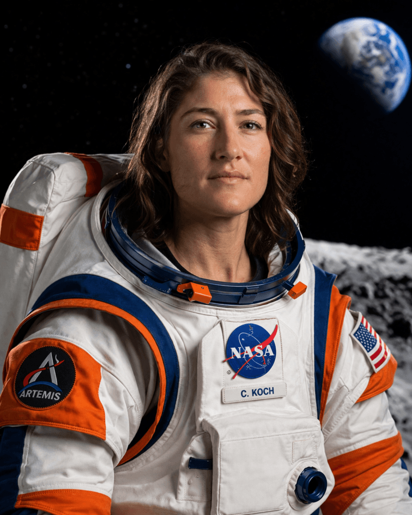 Astronautas da Artemis II Christina Koch vestindo traje espacial Artemis branco e laranja, olhando para a câmera com fundo lunar e a Terra visível ao longe.