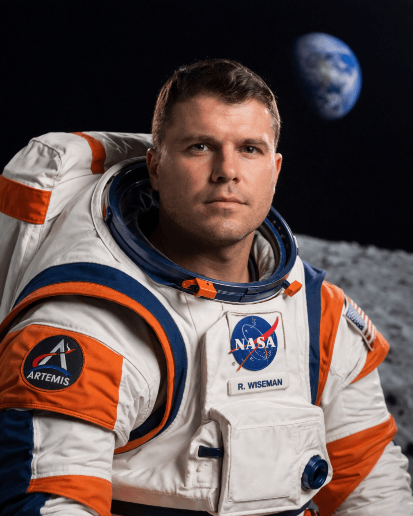Retrato cinematográfico realista do astronauta Reid Wiseman usando traje espacial Artemis branco e laranja, olhando para a câmera com expressão inspiradora, com a Lua e a Terra ao fundo.