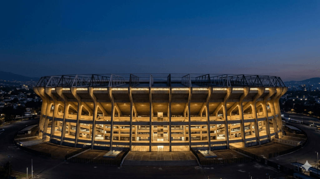 O lendário Estádio Azteca ao anoitecer: um templo sagrado que carrega o peso da história e a alma vibrante do futebol mexicano.